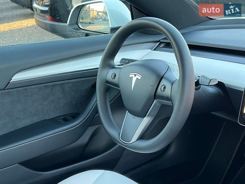 Седан Tesla Model 3 2023 в Рівному