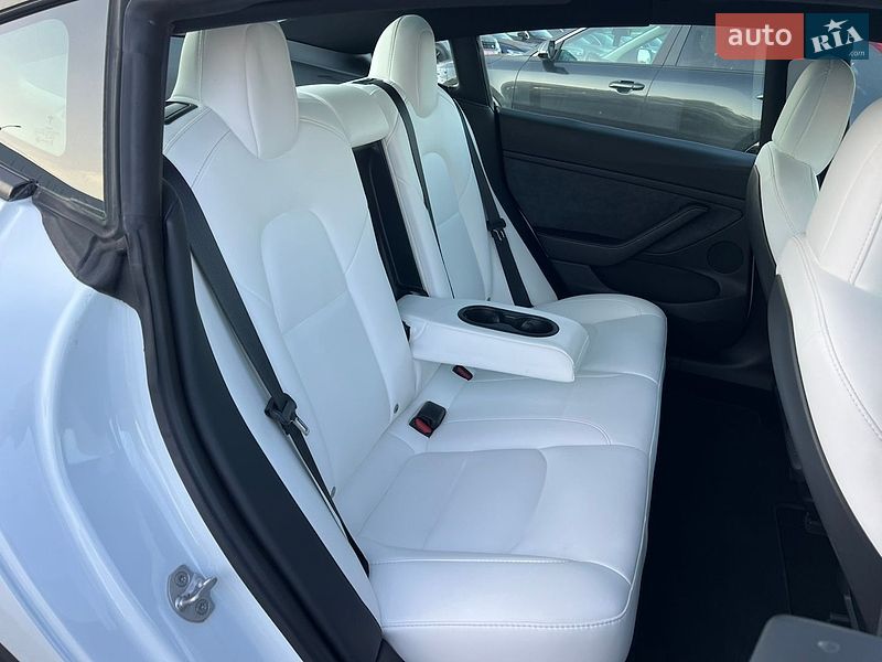 Седан Tesla Model 3 2023 в Рівному