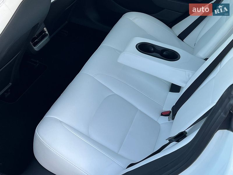 Седан Tesla Model 3 2023 в Рівному
