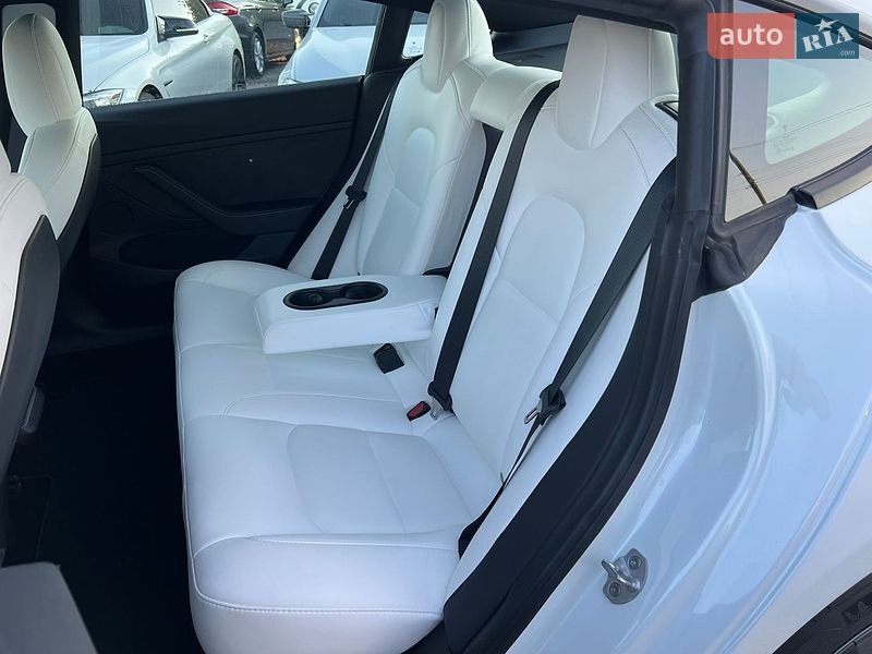 Седан Tesla Model 3 2023 в Рівному