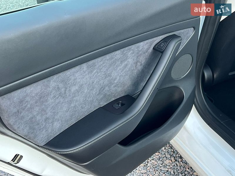 Седан Tesla Model 3 2023 в Рівному