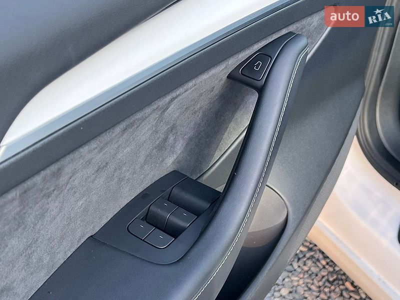 Седан Tesla Model 3 2023 в Рівному