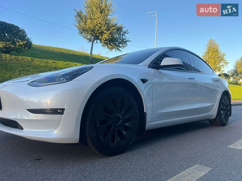 Седан Tesla Model 3 2022 в Киеве