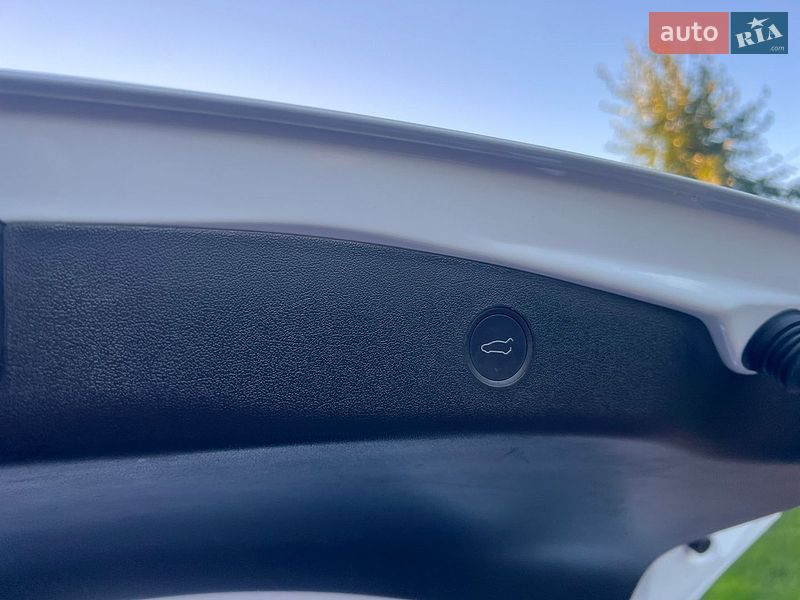 Седан Tesla Model 3 2022 в Киеве