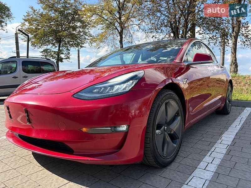 Седан Tesla Model 3 2018 в Львове
