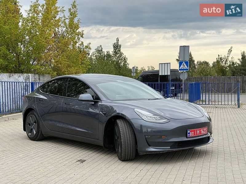Седан Tesla Model 3 2022 в Краснограді