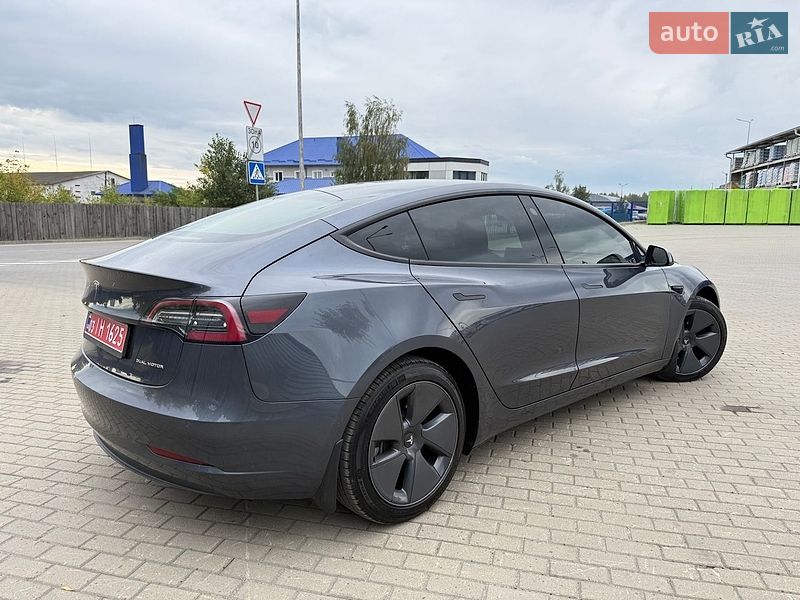 Седан Tesla Model 3 2022 в Краснограді