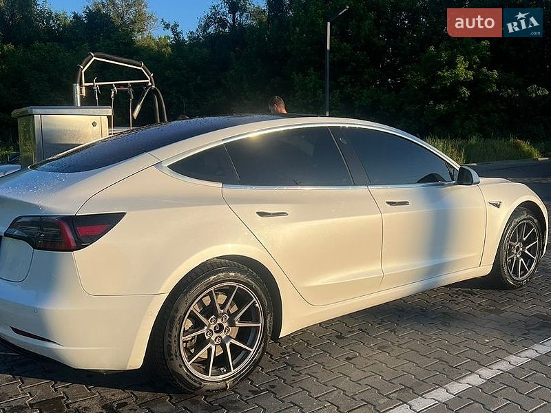 Седан Tesla Model 3 2017 в Киеве