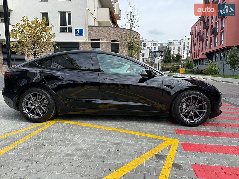 Седан Tesla Model 3 2022 в Львове