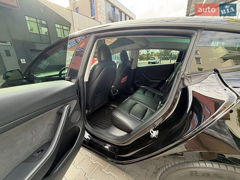 Седан Tesla Model 3 2022 в Львове