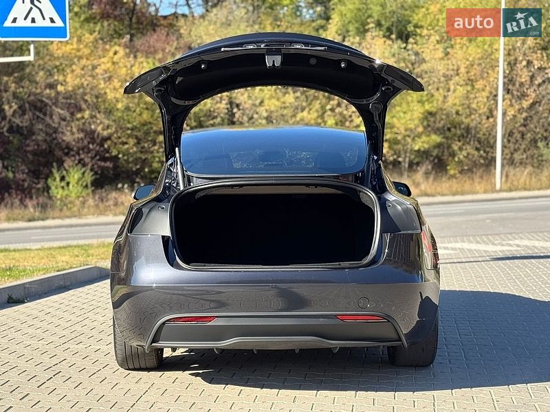 Седан Tesla Model 3 2024 в Тернополі