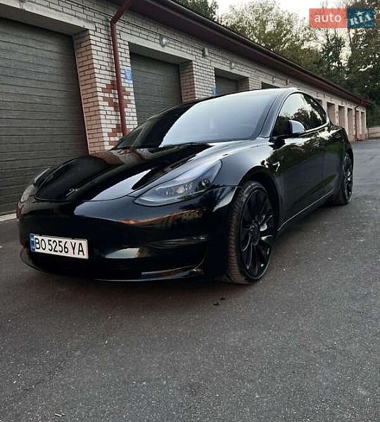 Седан Tesla Model 3 2022 в Винниках