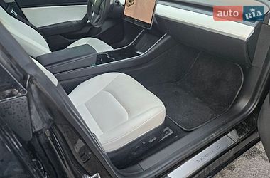 Седан Tesla Model 3 2020 в Львові