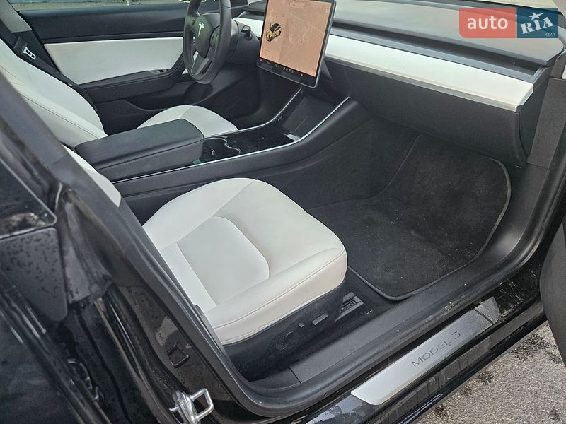 Седан Tesla Model 3 2020 в Львові