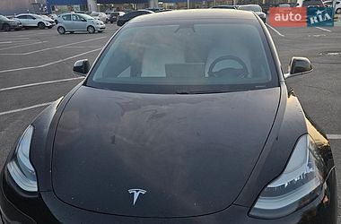 Седан Tesla Model 3 2020 в Львове