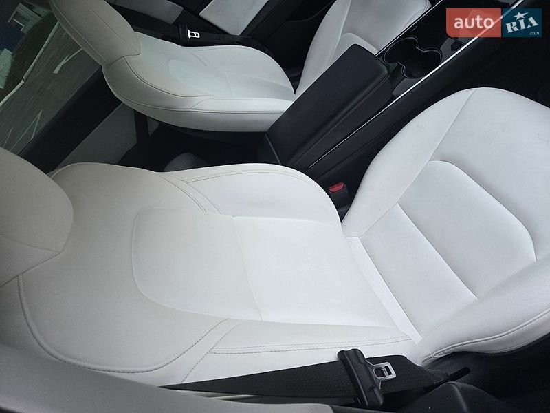 Седан Tesla Model 3 2020 в Львові