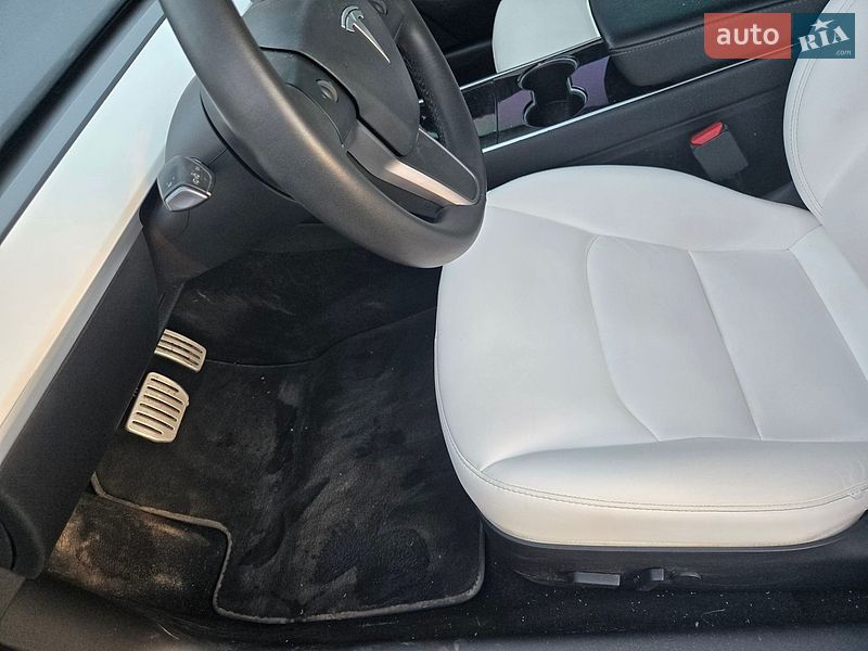 Седан Tesla Model 3 2020 в Львове