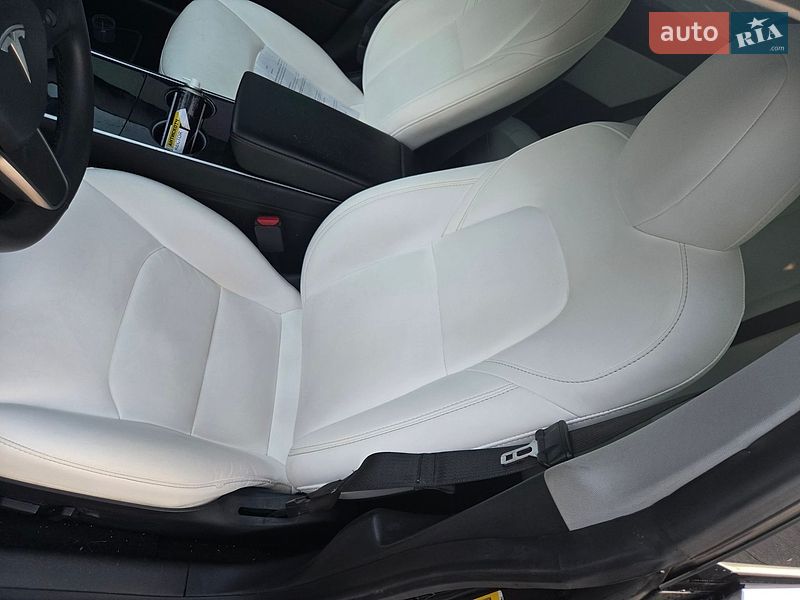Седан Tesla Model 3 2020 в Львове