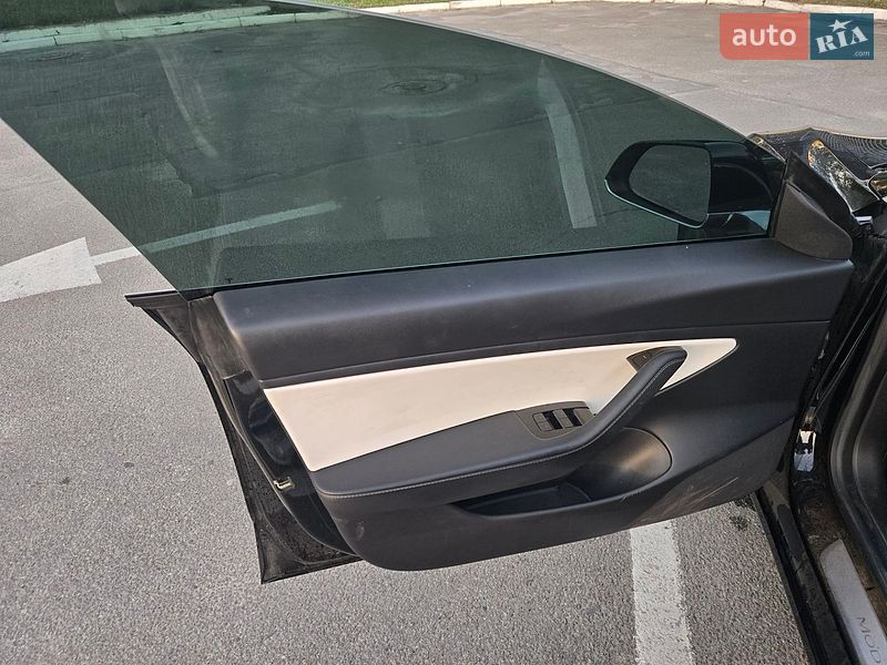 Седан Tesla Model 3 2020 в Львові