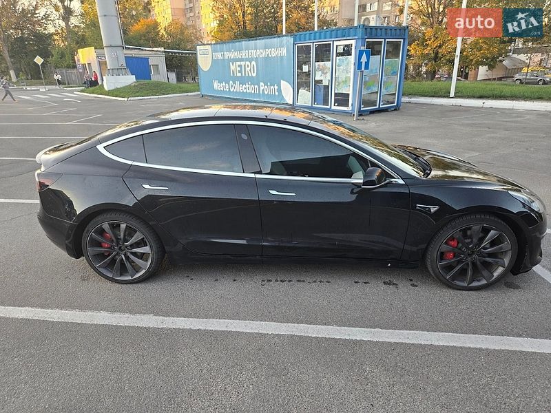 Седан Tesla Model 3 2020 в Львове