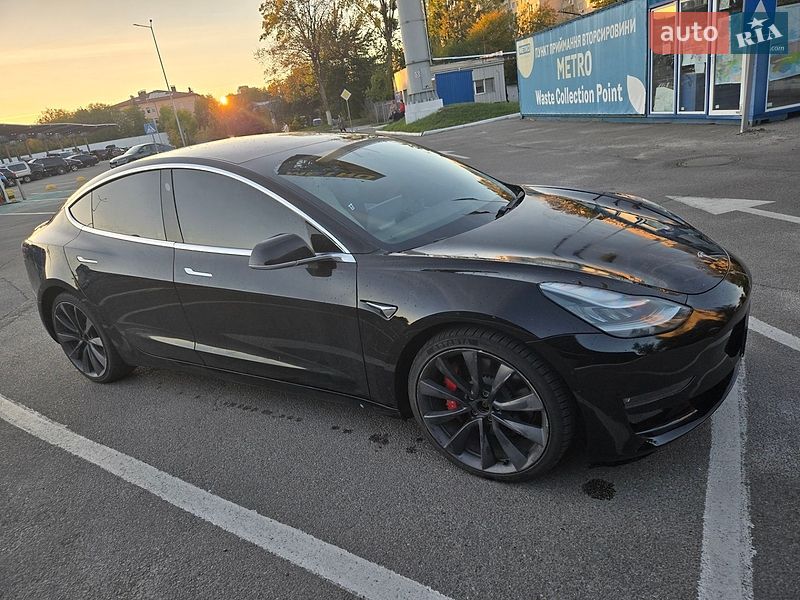 Седан Tesla Model 3 2020 в Львові