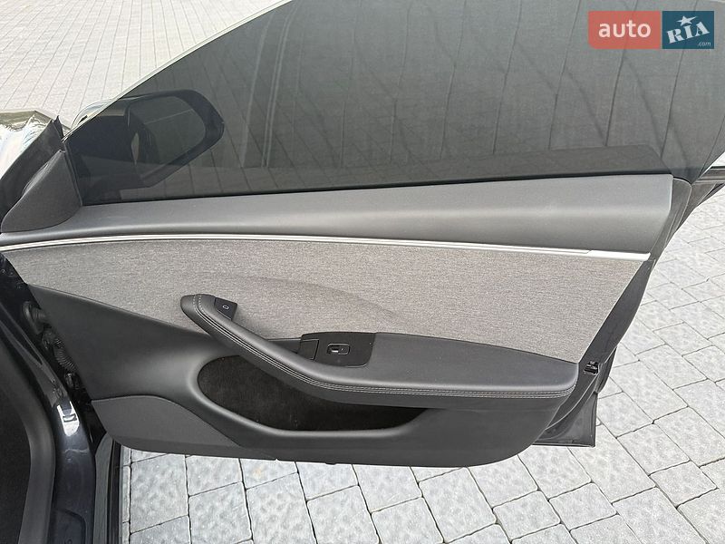 Седан Tesla Model 3 2025 в Львові