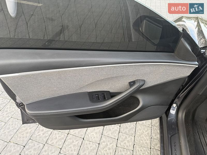 Седан Tesla Model 3 2025 в Львові