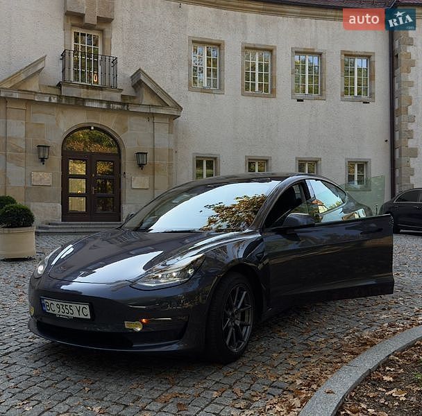 Седан Tesla Model 3 2021 в Львові