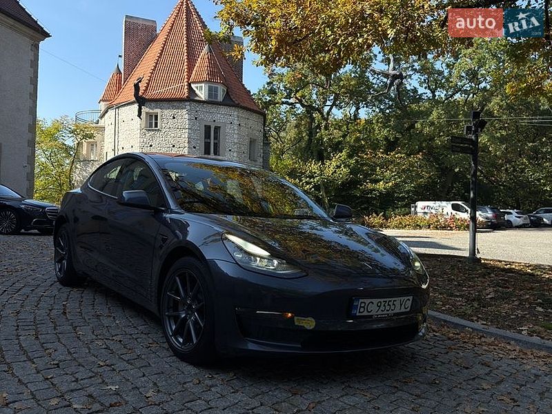 Седан Tesla Model 3 2021 в Львові