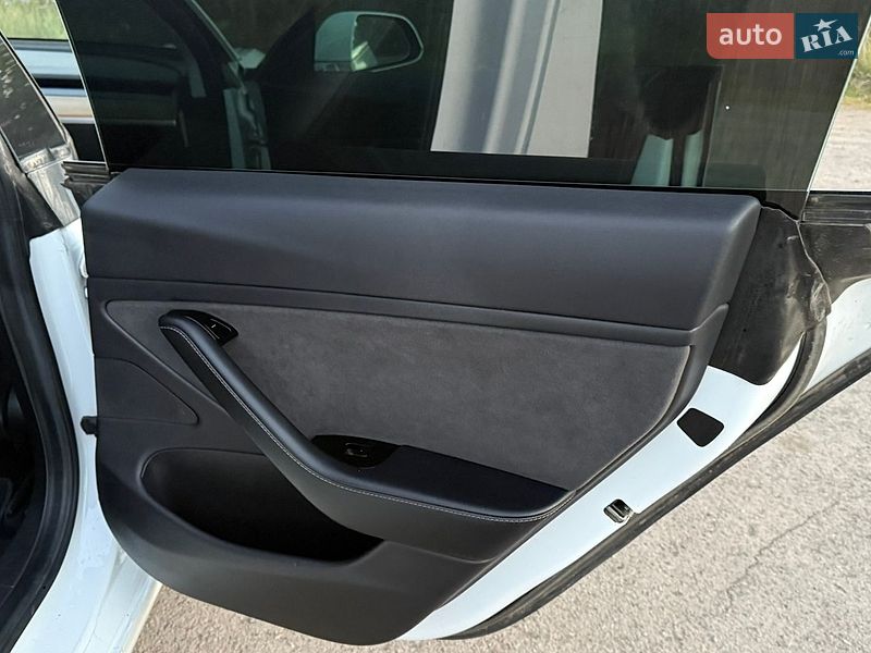 Седан Tesla Model 3 2019 в Трускавце