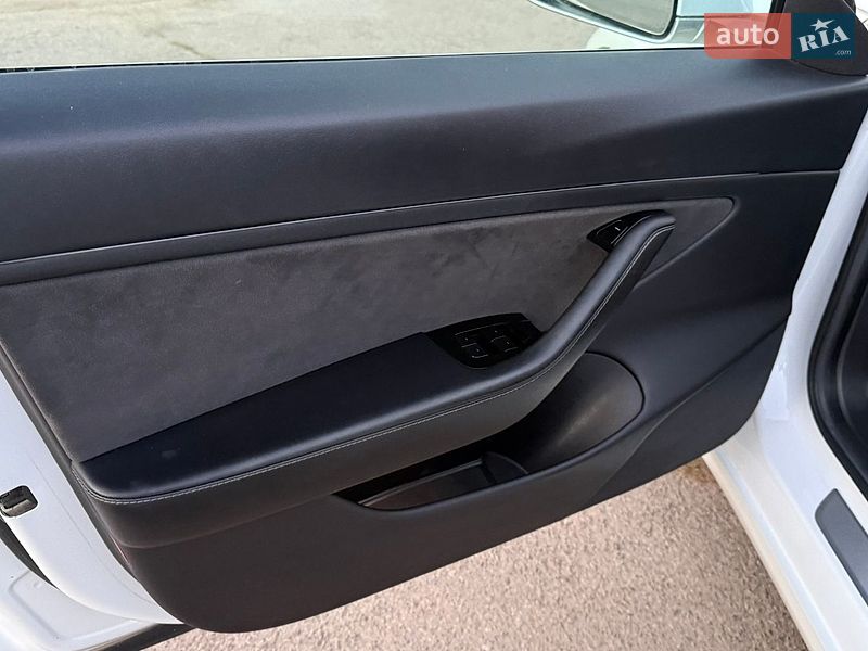 Седан Tesla Model 3 2019 в Трускавце