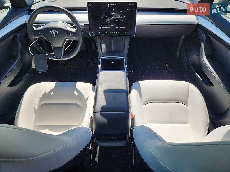 Седан Tesla Model 3 2023 в Черновцах