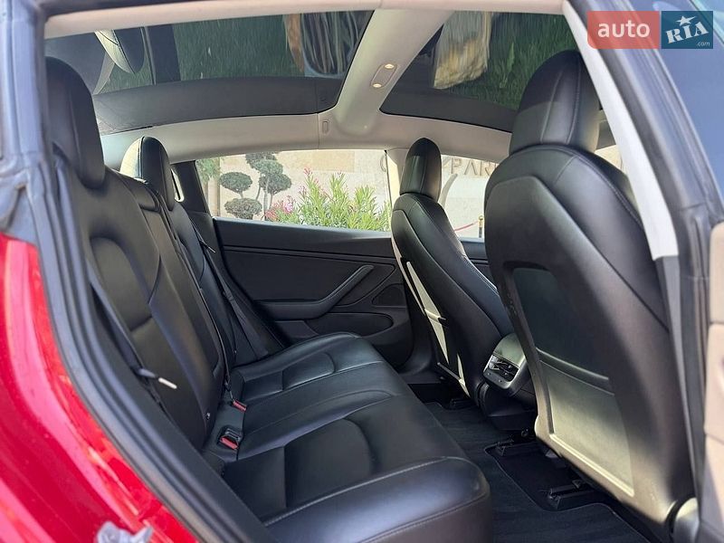 Седан Tesla Model 3 2018 в Львові