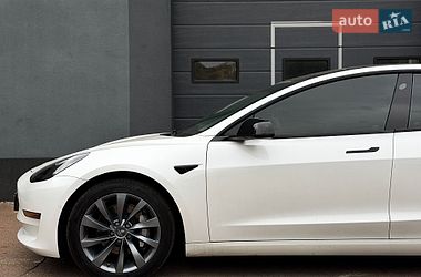 Седан Tesla Model 3 2021 в Киеве
