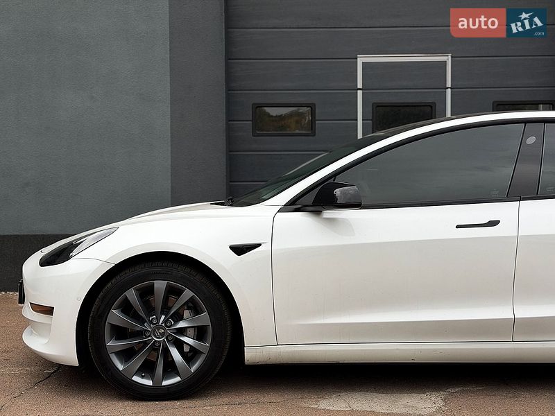 Седан Tesla Model 3 2021 в Киеве