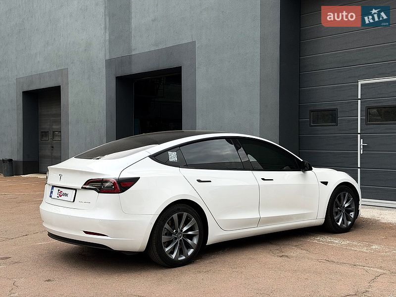 Седан Tesla Model 3 2021 в Киеве