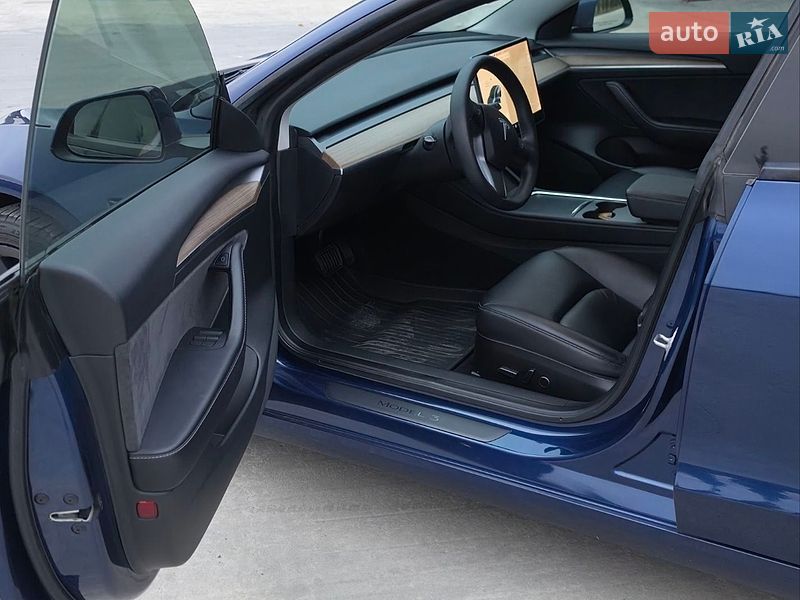 Седан Tesla Model 3 2021 в Ужгороді