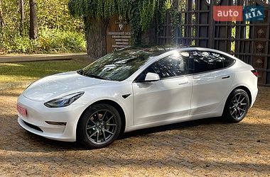Седан Tesla Model 3 2022 в Новояворовске