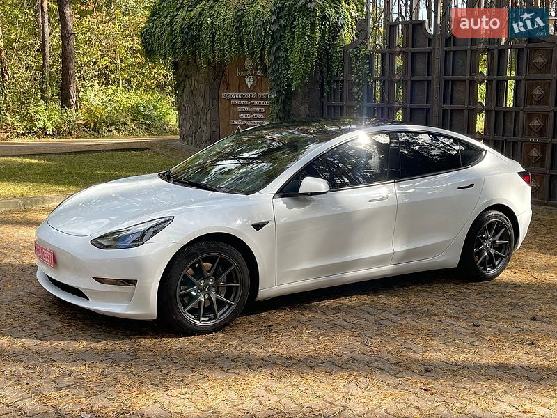 Седан Tesla Model 3 2022 в Новояворовске