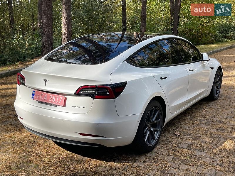 Седан Tesla Model 3 2022 в Новояворовске