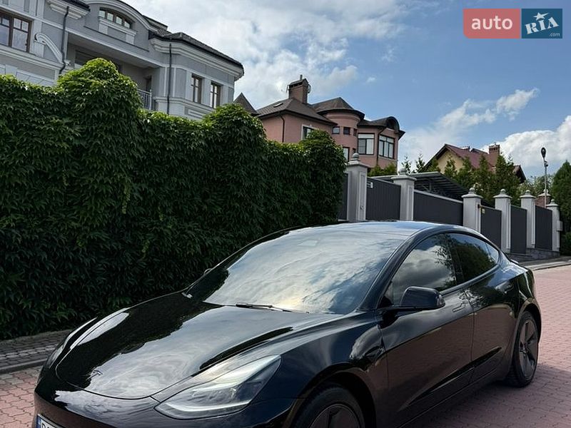 Седан Tesla Model 3 2021 в Чернівцях
