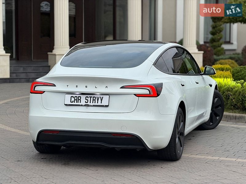 Седан Tesla Model 3 2025 в Стрию