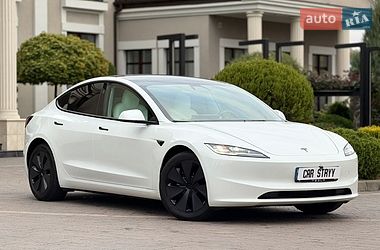 Седан Tesla Model 3 2025 в Стрию