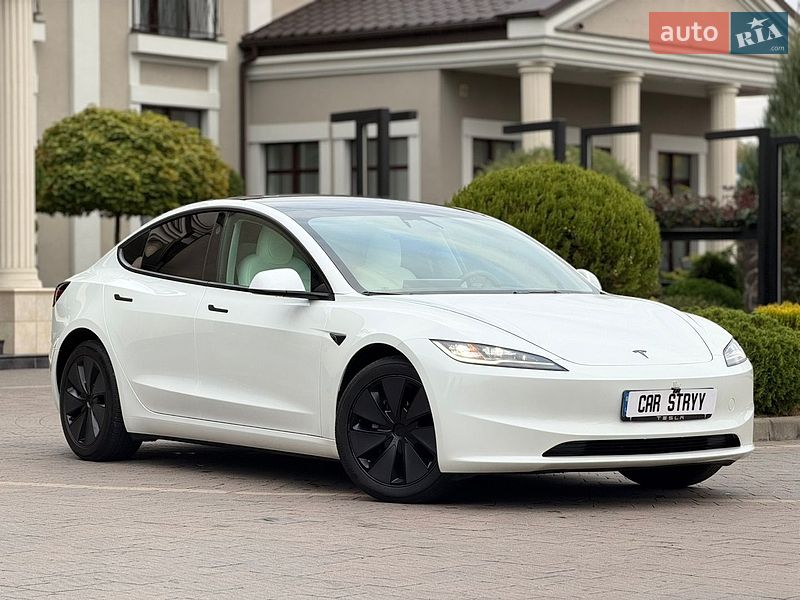 Седан Tesla Model 3 2025 в Стрию
