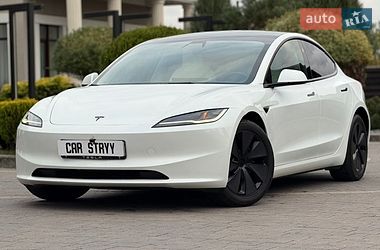 Седан Tesla Model 3 2025 в Стрию