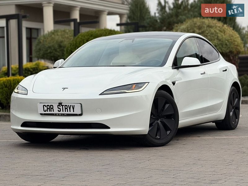 Седан Tesla Model 3 2025 в Стрию
