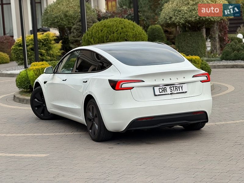 Седан Tesla Model 3 2025 в Стрию