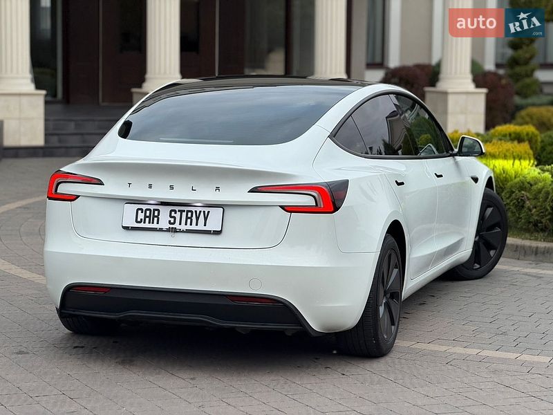 Седан Tesla Model 3 2025 в Стрию
