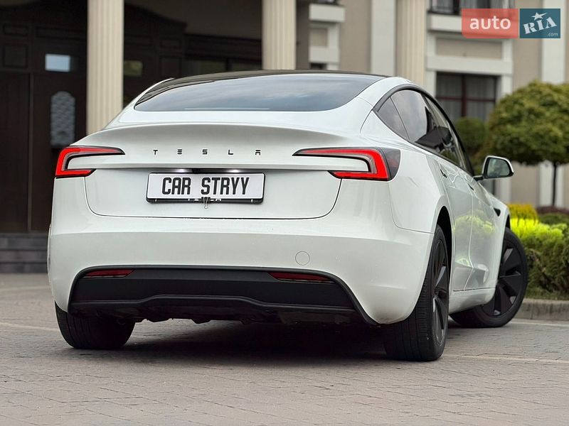 Седан Tesla Model 3 2025 в Стрию
