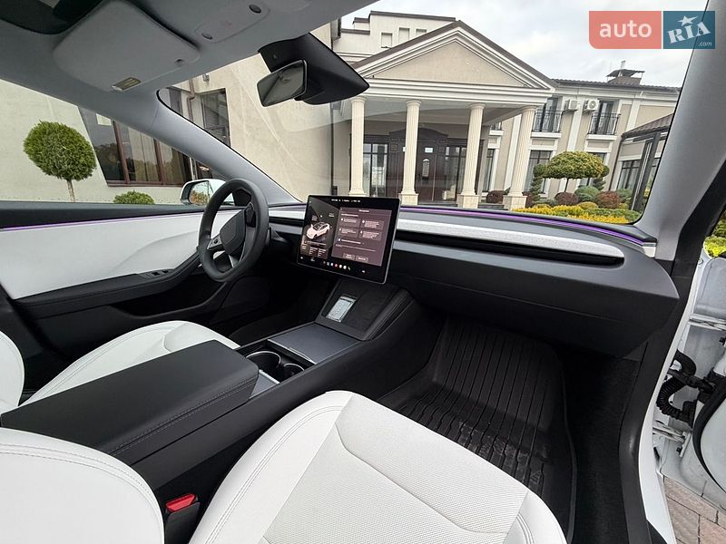 Седан Tesla Model 3 2025 в Стрию